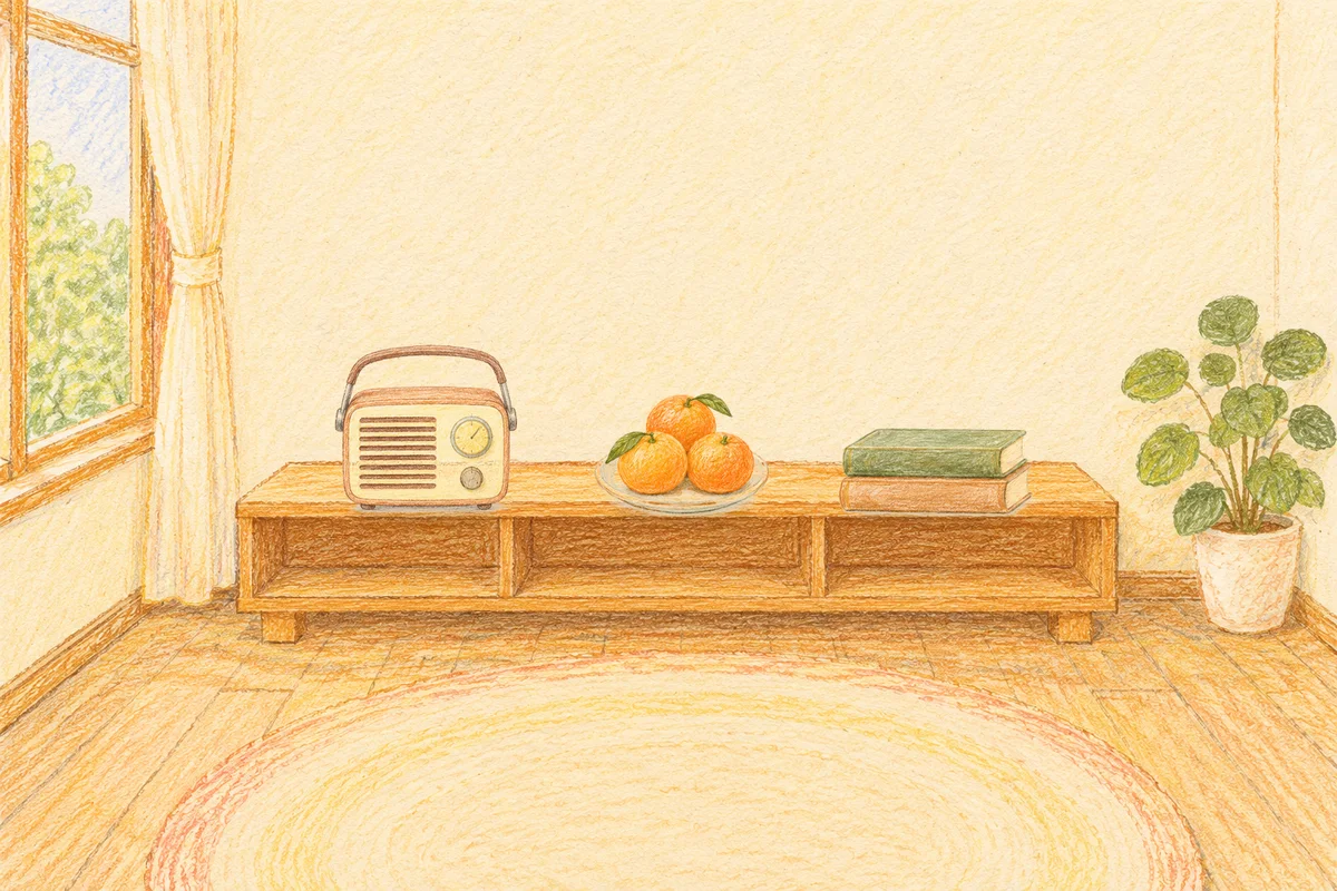 회기동 여성전용 홈케어 추천 안내 그림, 낮의 창가 낮은 선반 위에 놓인 작은 라디오, 귤이 담긴 접시, 책 두 권