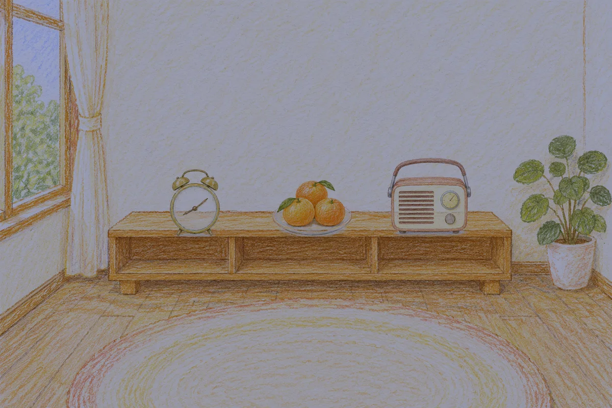 회기동 여성전용 수면 케어 안내 그림, 밤의 창가 낮은 선반 위에 놓인 둥근 알람시계, 귤이 담긴 접시, 작은 라디오