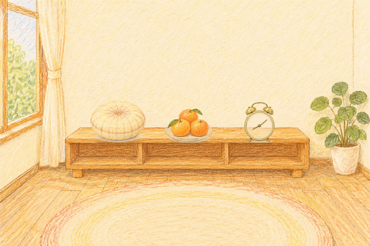 제기동 여성전용 발 부종 케어 안내 그림, 낮의 창가 낮은 선반 위에 놓인 둥근 쿠션, 귤이 담긴 접시, 둥근 알람시계