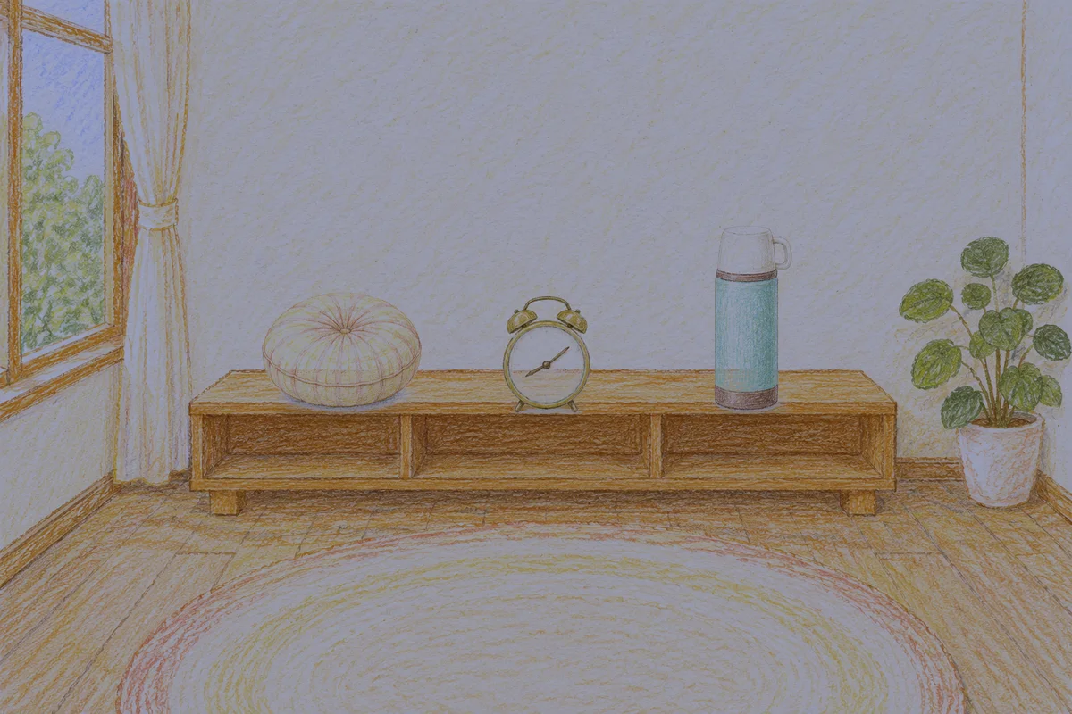 제기동 여성전용 피로 회복 마사지 안내 그림, 밤의 창가 낮은 선반 위에 놓인 둥근 쿠션, 둥근 알람시계, 보온병