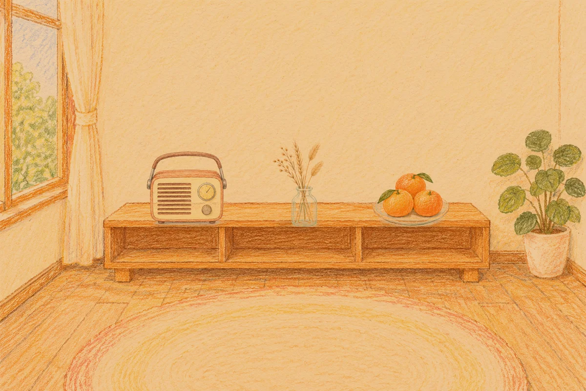 신설동 여성전용 스웨디시 마사지 안내 그림, 저녁의 창가 낮은 선반 위에 놓인 작은 라디오, 마른 풀을 꽂은 항아리, 귤이 담긴 접시