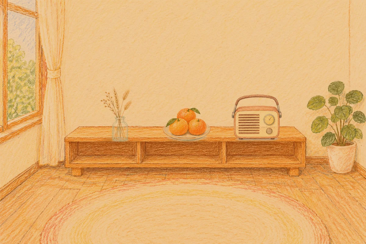 신설동 여성전용 아로마 마사지 후기 안내 그림, 저녁의 창가 낮은 선반 위에 놓인 마른 풀을 꽂은 항아리, 귤이 담긴 접시, 작은 라디오