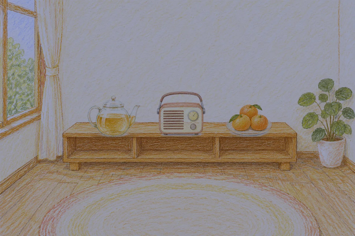 신설동 여성전용 수면 케어 안내 그림, 밤의 창가 낮은 선반 위에 놓인 유리 티포트, 작은 라디오, 귤이 담긴 접시