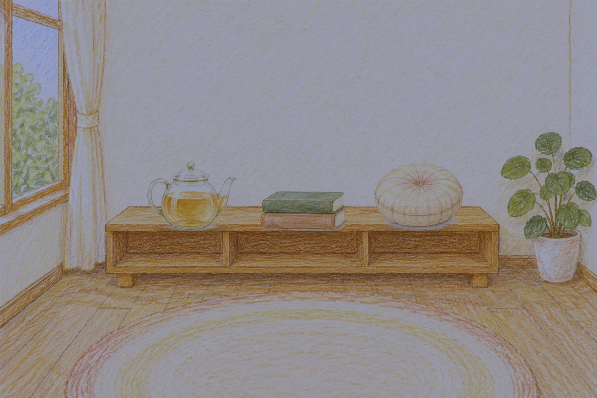 장한평 여성전용 경락 추천 안내 그림, 밤의 창가 낮은 선반 위에 놓인 유리 티포트, 책 두 권, 둥근 쿠션