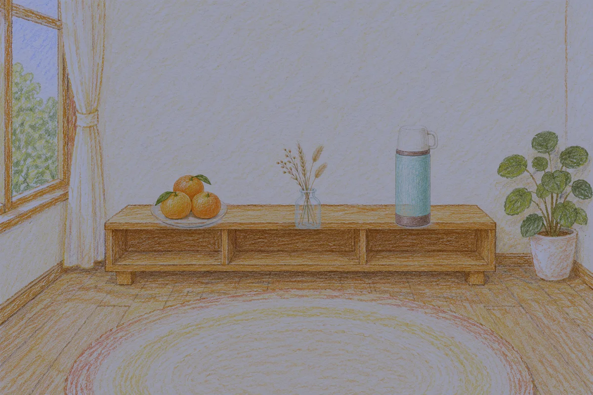 장한평 여성전용 발관리 후기 안내 그림, 밤의 창가 낮은 선반 위에 놓인 귤이 담긴 접시, 마른 풀을 꽂은 항아리, 보온병