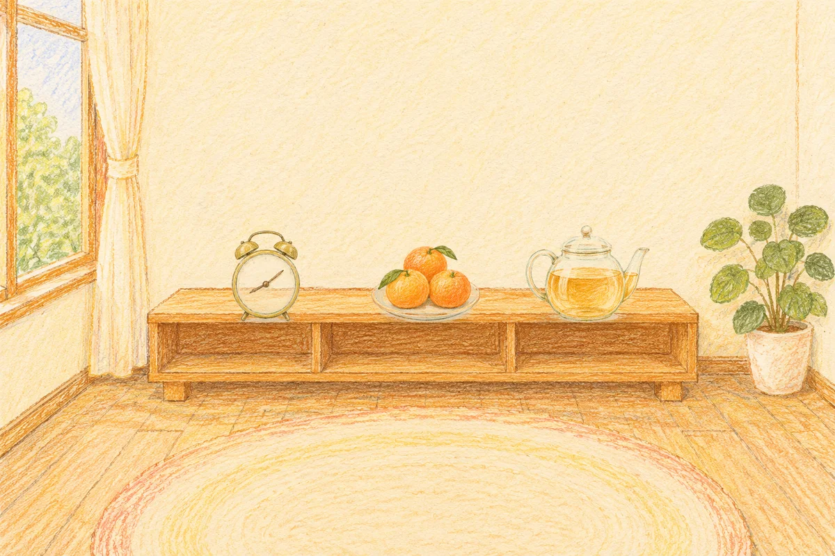 장한평 여성전용 림프 페이셜 안내 그림, 낮의 창가 낮은 선반 위에 놓인 둥근 알람시계, 귤이 담긴 접시, 유리 티포트