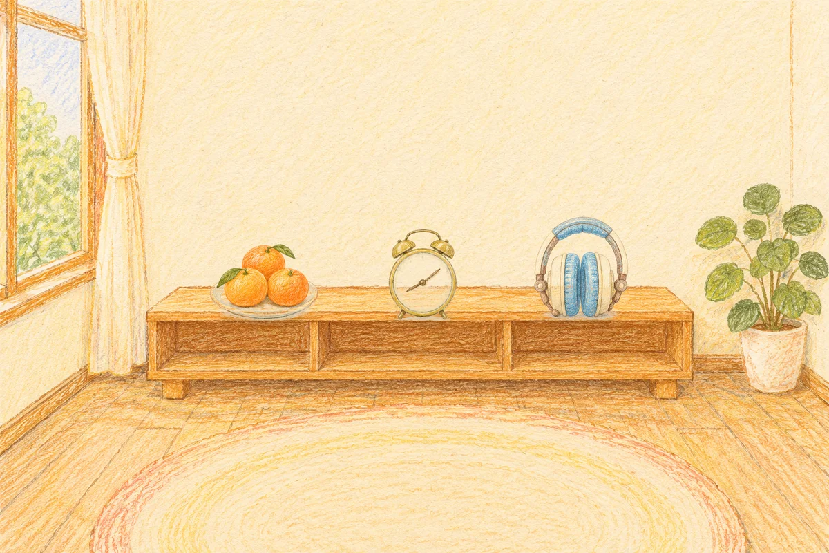 성수동 여성전용 홈케어 후기 안내 그림, 낮의 창가 낮은 선반 위에 놓인 귤이 담긴 접시, 둥근 알람시계, 헤드폰
