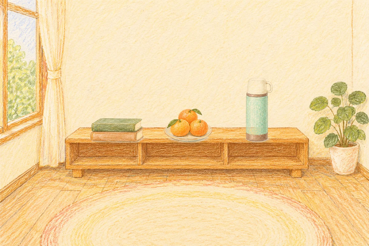 성수동 여성전용 디톡스 마사지 안내 그림, 낮의 창가 낮은 선반 위에 놓인 책 두 권, 귤이 담긴 접시, 보온병