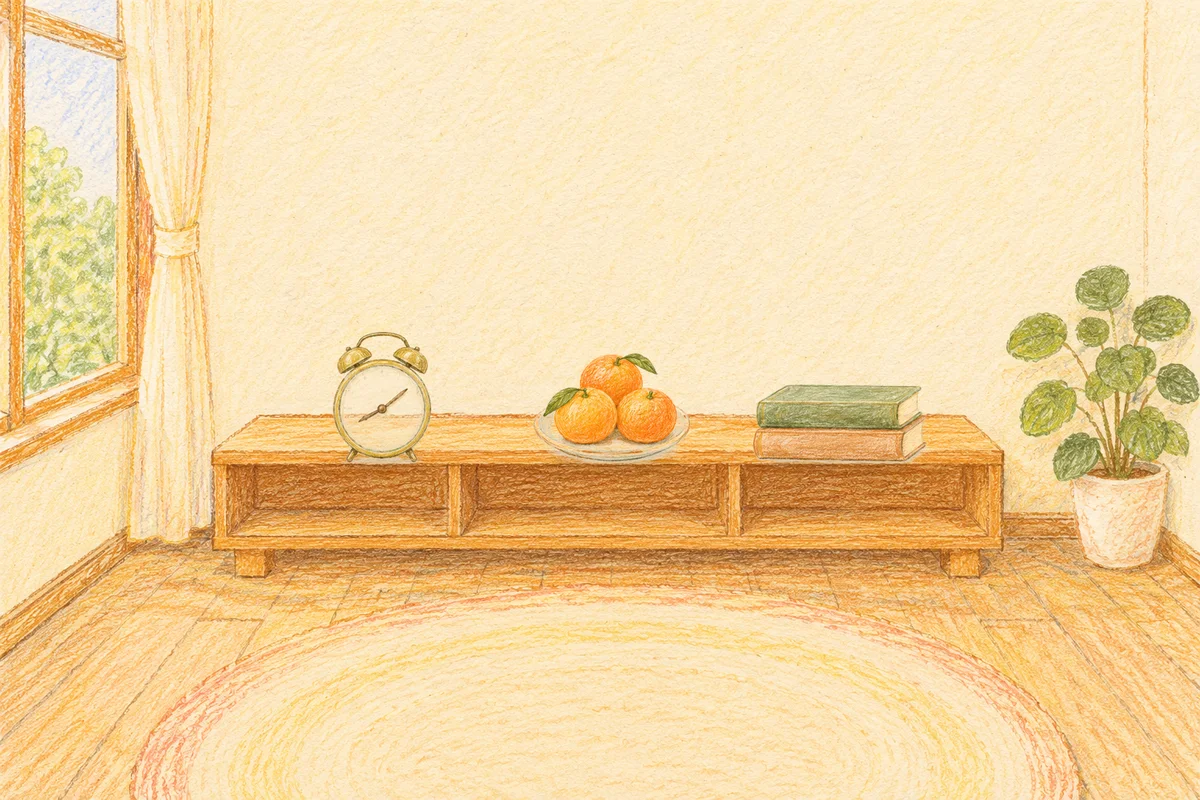왕십리 여성전용 아로마테라피 안내 그림, 낮의 창가 낮은 선반 위에 놓인 둥근 알람시계, 귤이 담긴 접시, 책 두 권