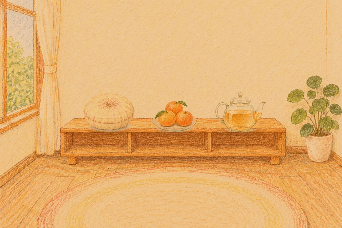 왕십리 여성전용 출장 마사지 후기 안내 그림, 저녁의 창가 낮은 선반 위에 놓인 둥근 쿠션, 귤이 담긴 접시, 유리 티포트