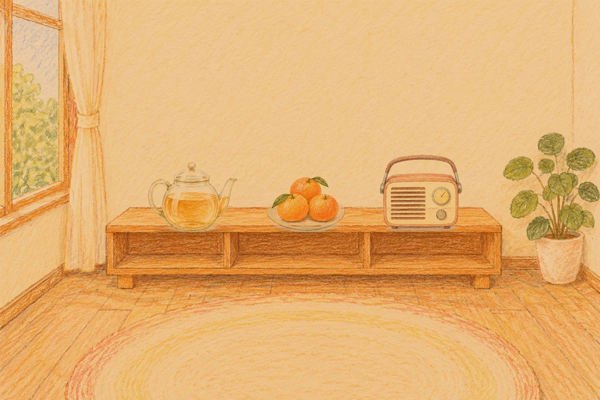 금호동 여성전용 피로 회복 마사지 안내 그림, 저녁의 창가 낮은 선반 위에 놓인 유리 티포트, 귤이 담긴 접시, 작은 라디오