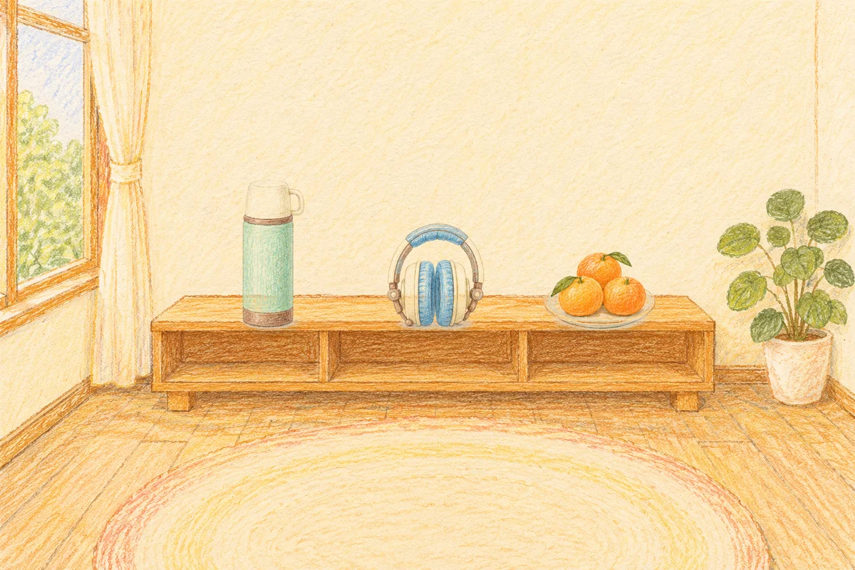 행당동 여성전용 홈케어 서비스 안내 그림, 낮의 창가 낮은 선반 위에 놓인 보온병, 헤드폰, 귤이 담긴 접시