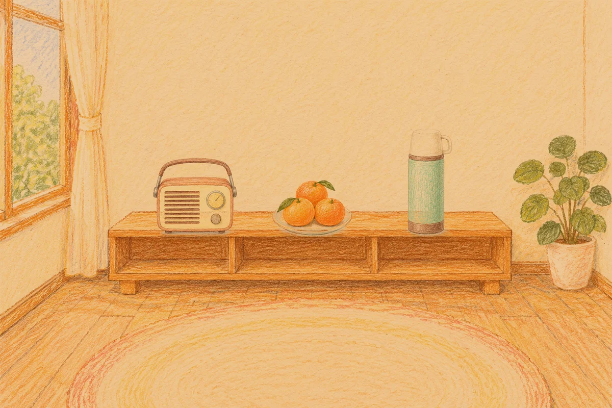 행당동 여성전용 발마사지 안내 그림, 저녁의 창가 낮은 선반 위에 놓인 작은 라디오, 귤이 담긴 접시, 보온병