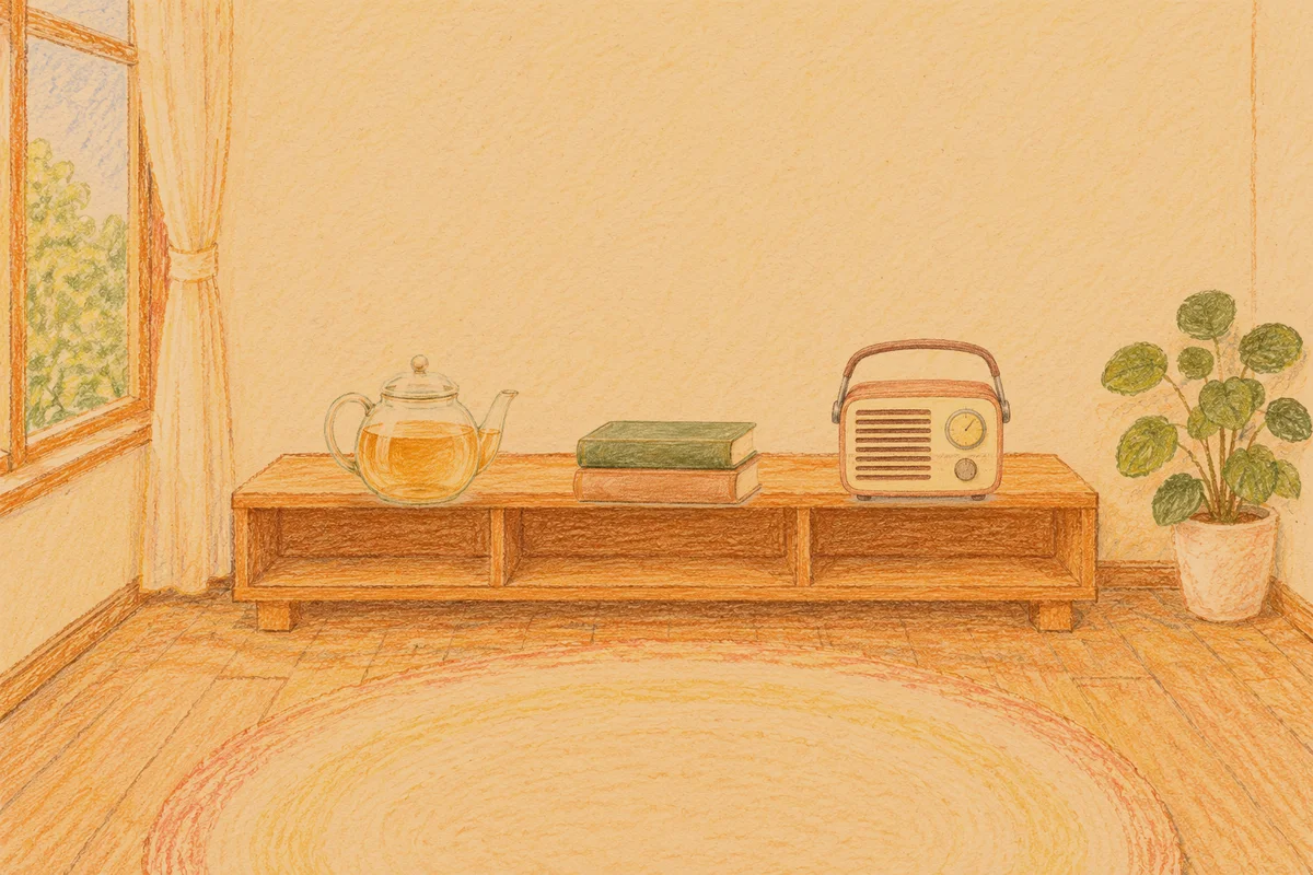 행당동 여성전용 복부 마사지 안내 그림, 저녁의 창가 낮은 선반 위에 놓인 유리 티포트, 책 두 권, 작은 라디오