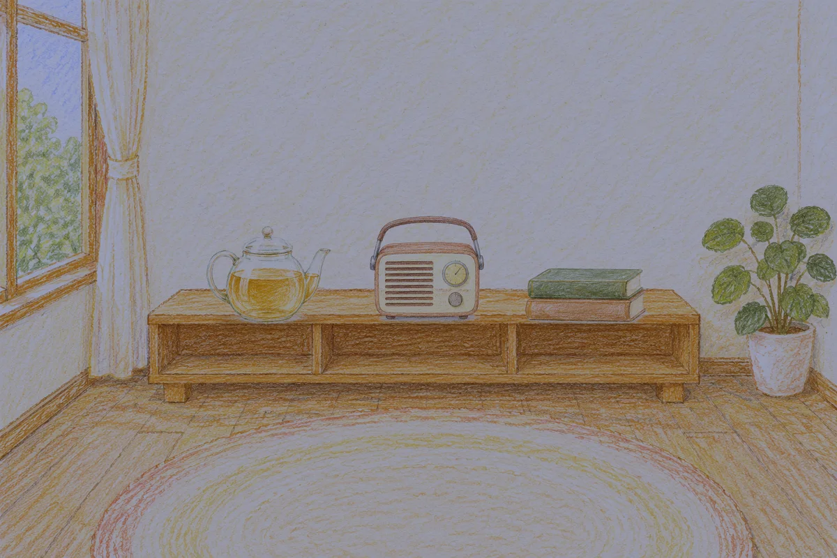 행당동 여성전용 어깨 마사지 안내 그림, 밤의 창가 낮은 선반 위에 놓인 유리 티포트, 작은 라디오, 책 두 권