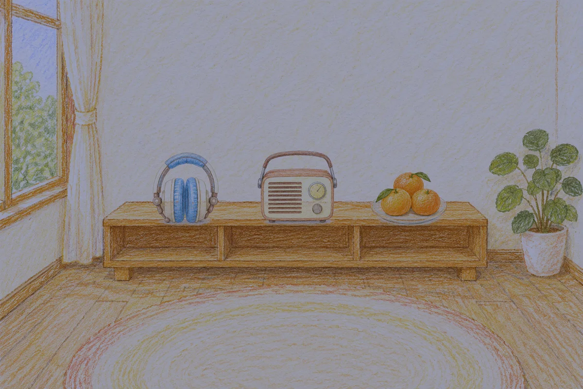 옥수동 여성전용 홈케어 후기 안내 그림, 밤의 창가 낮은 선반 위에 놓인 헤드폰, 작은 라디오, 귤이 담긴 접시