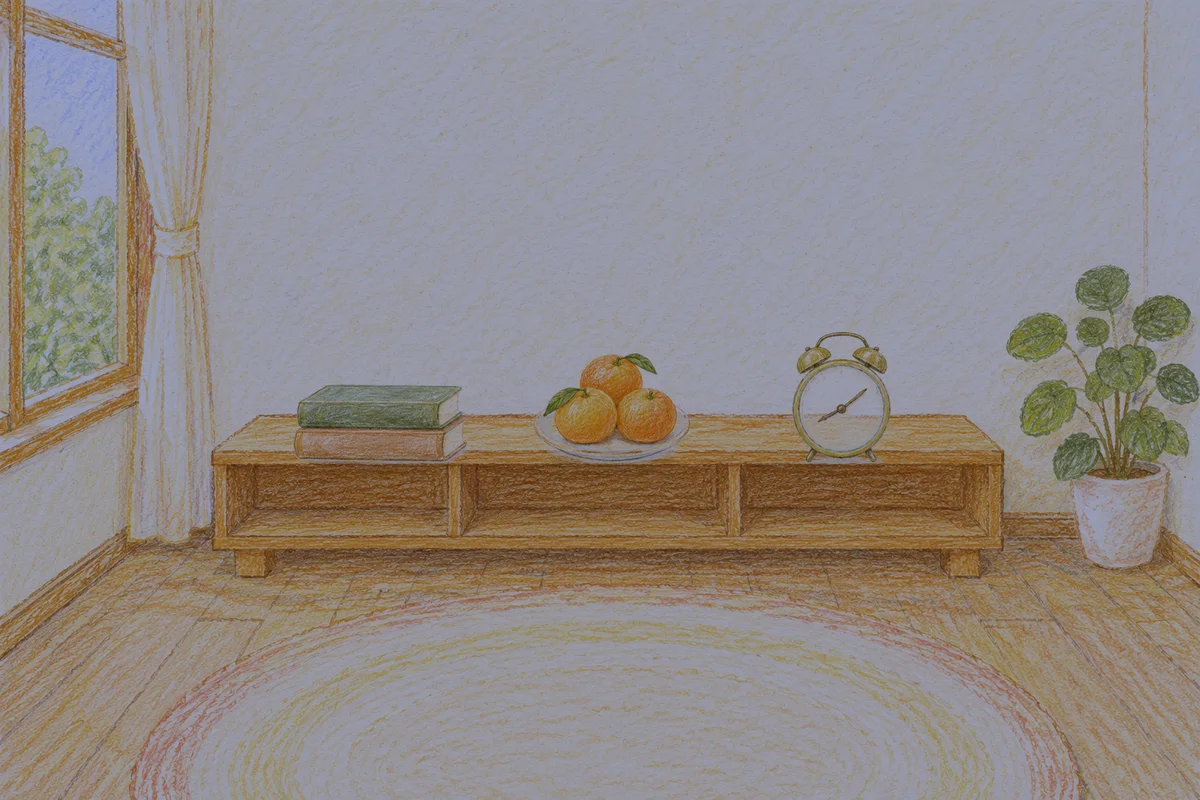 마장동 여성전용 슬리밍 마사지 안내 그림, 밤의 창가 낮은 선반 위에 놓인 책 두 권, 귤이 담긴 접시, 둥근 알람시계