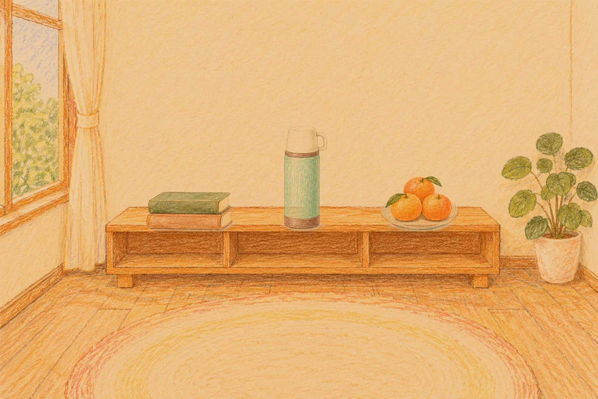 마장동 여성전용 두피 마사지 안내 그림, 저녁의 창가 낮은 선반 위에 놓인 책 두 권, 보온병, 귤이 담긴 접시