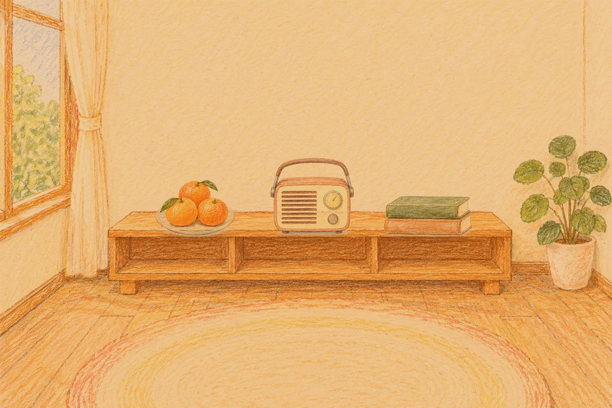 마장동 여성전용 어깨 마사지 안내 그림, 저녁의 창가 낮은 선반 위에 놓인 귤이 담긴 접시, 작은 라디오, 책 두 권
