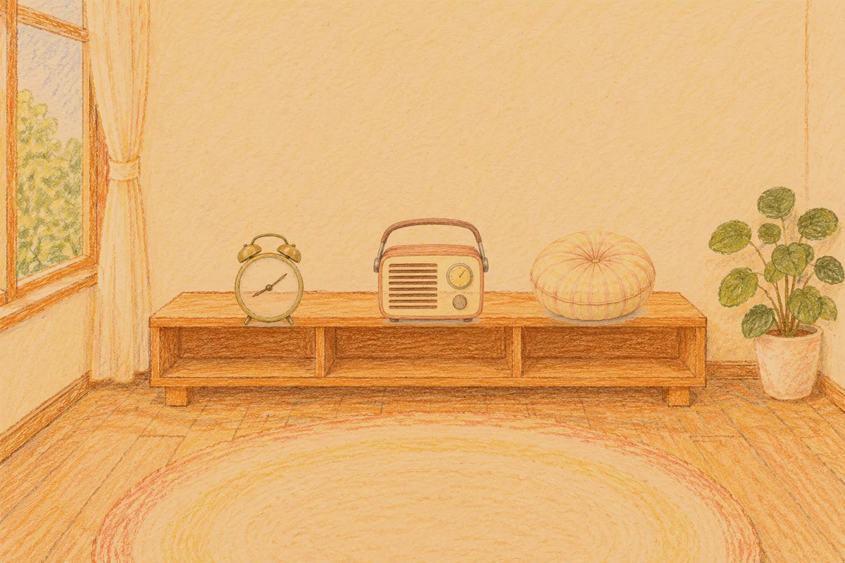 용답동 여성전용 발 케어 안내 그림, 저녁의 창가 낮은 선반 위에 놓인 둥근 알람시계, 작은 라디오, 둥근 쿠션