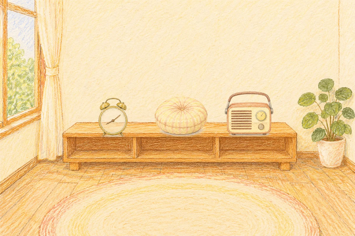 사근동 여성전용 발관리 후기 안내 그림, 낮의 창가 낮은 선반 위에 놓인 둥근 알람시계, 둥근 쿠션, 작은 라디오