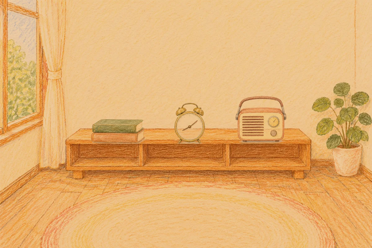 사근동 여성전용 발관리 추천 안내 그림, 저녁의 창가 낮은 선반 위에 놓인 책 두 권, 둥근 알람시계, 작은 라디오