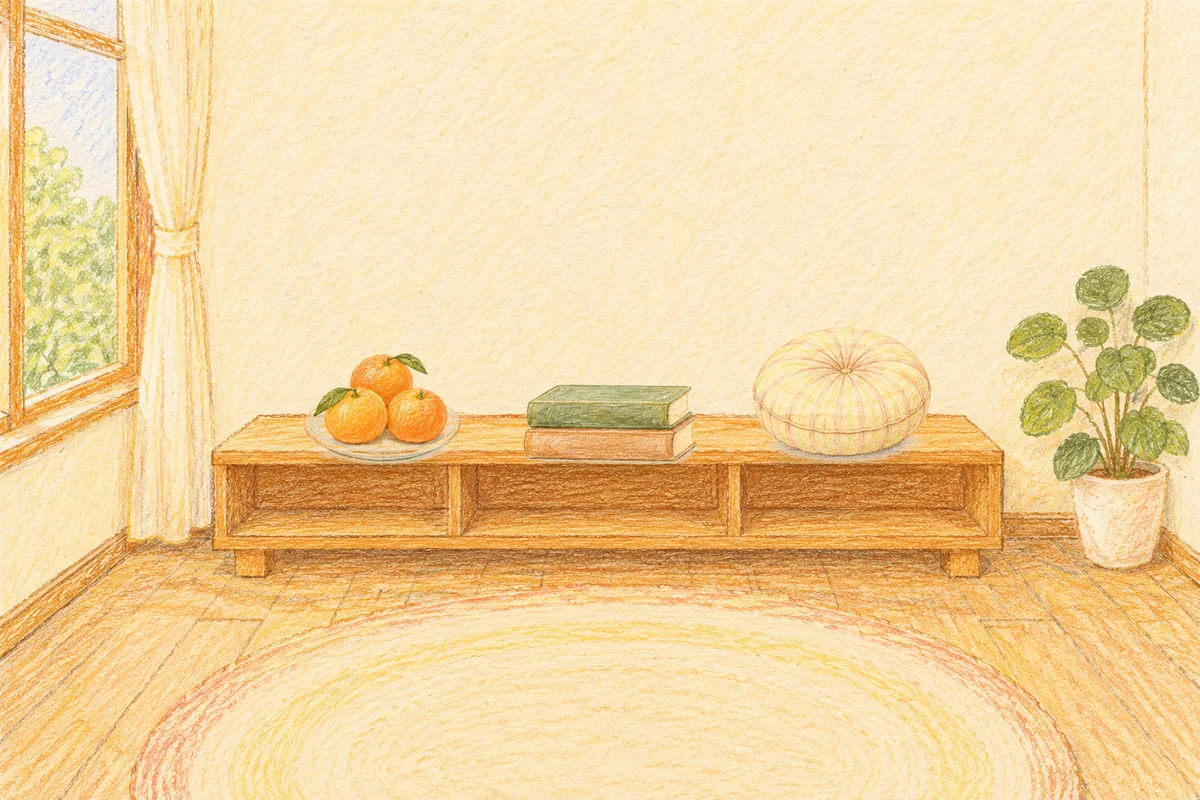 사근동 여성전용 두피 마사지 안내 그림, 낮의 창가 낮은 선반 위에 놓인 귤이 담긴 접시, 책 두 권, 둥근 쿠션