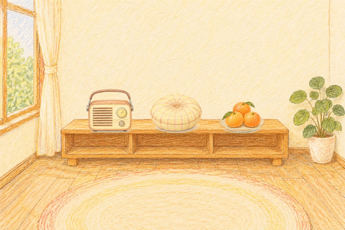 사근동 여성전용 후기 마사지 안내 그림, 낮의 창가 낮은 선반 위에 놓인 작은 라디오, 둥근 쿠션, 귤이 담긴 접시