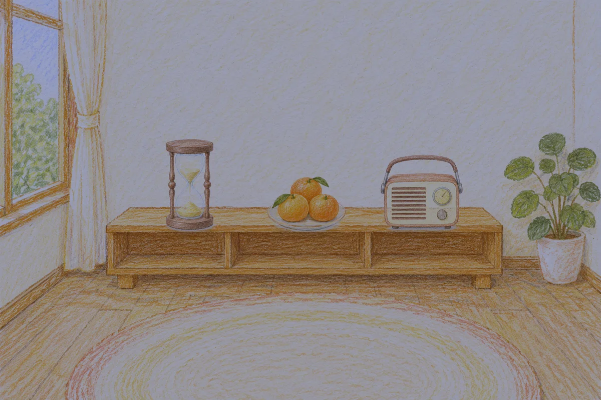 도선동 여성전용 발관리 추천 안내 그림, 밤의 창가 낮은 선반 위에 놓인 모래시계, 귤이 담긴 접시, 작은 라디오
