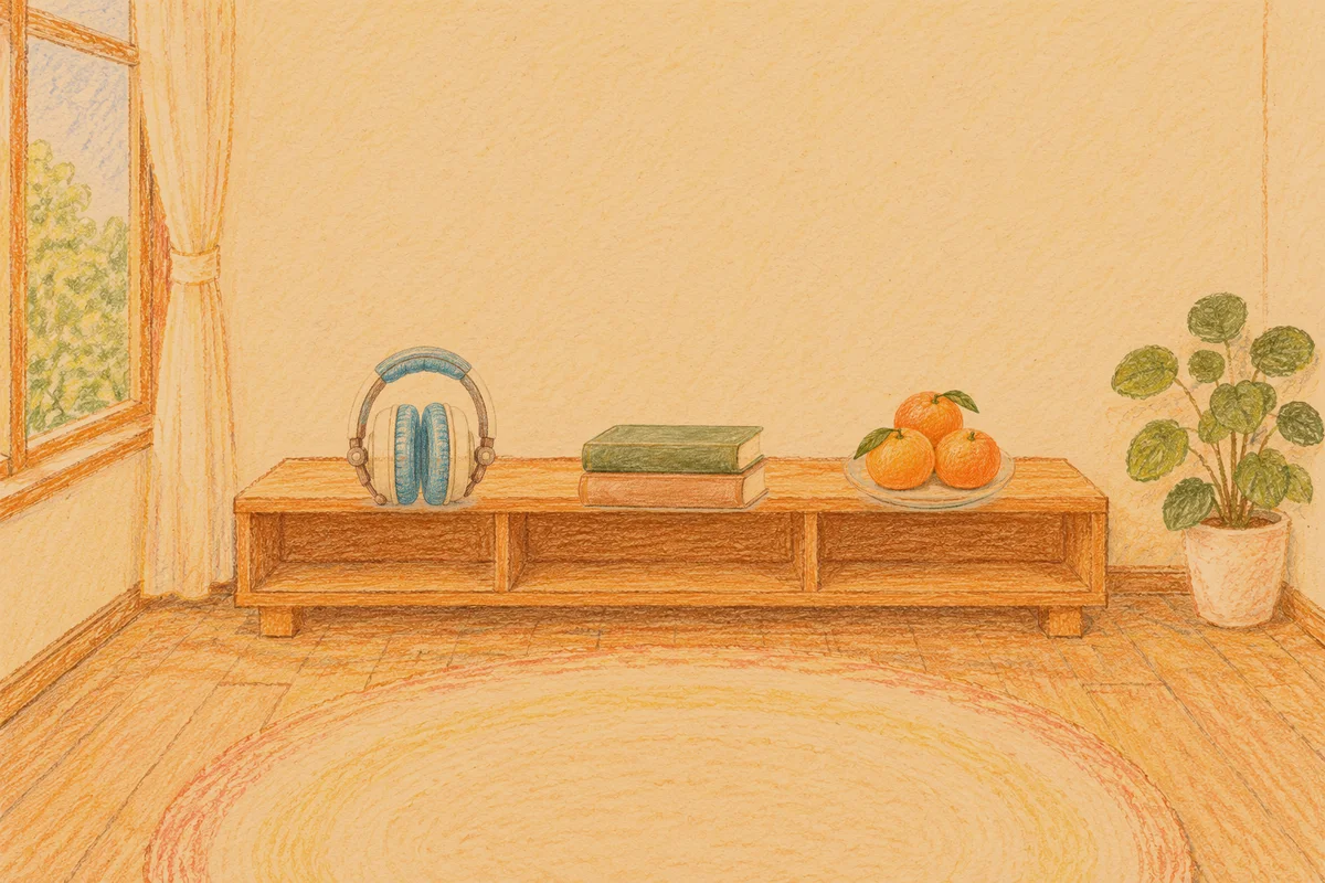 덕소 여성전용 아로마 마사지 안내 그림, 저녁의 창가 낮은 선반 위에 놓인 헤드폰, 책 두 권, 귤이 담긴 접시