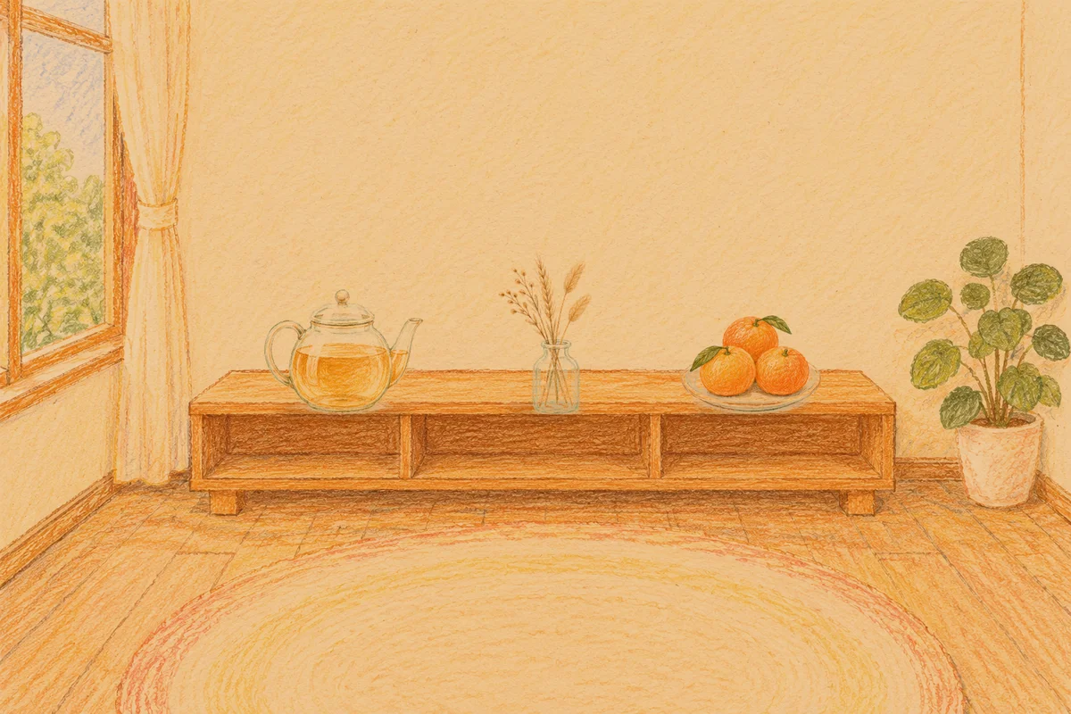 덕소 여성전용 홈케어 서비스 안내 그림, 저녁의 창가 낮은 선반 위에 놓인 유리 티포트, 마른 풀을 꽂은 항아리, 귤이 담긴 접시
