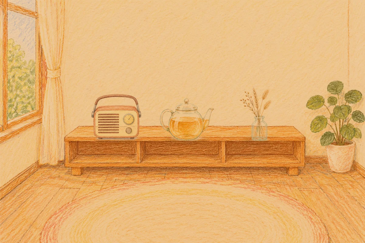 덕소 여성전용 두피 케어 안내 그림, 저녁의 창가 낮은 선반 위에 놓인 작은 라디오, 유리 티포트, 마른 풀을 꽂은 항아리
