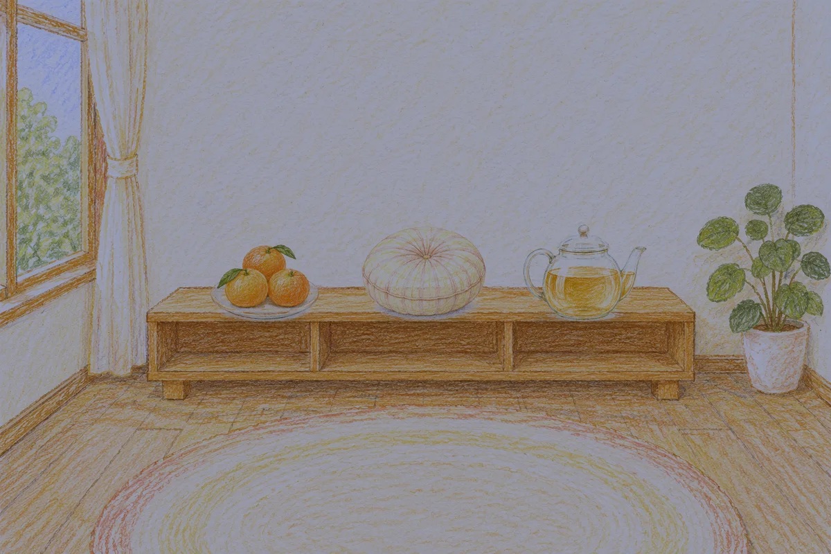 덕소 여성전용 추천 마사지 안내 그림, 밤의 창가 낮은 선반 위에 놓인 귤이 담긴 접시, 둥근 쿠션, 유리 티포트