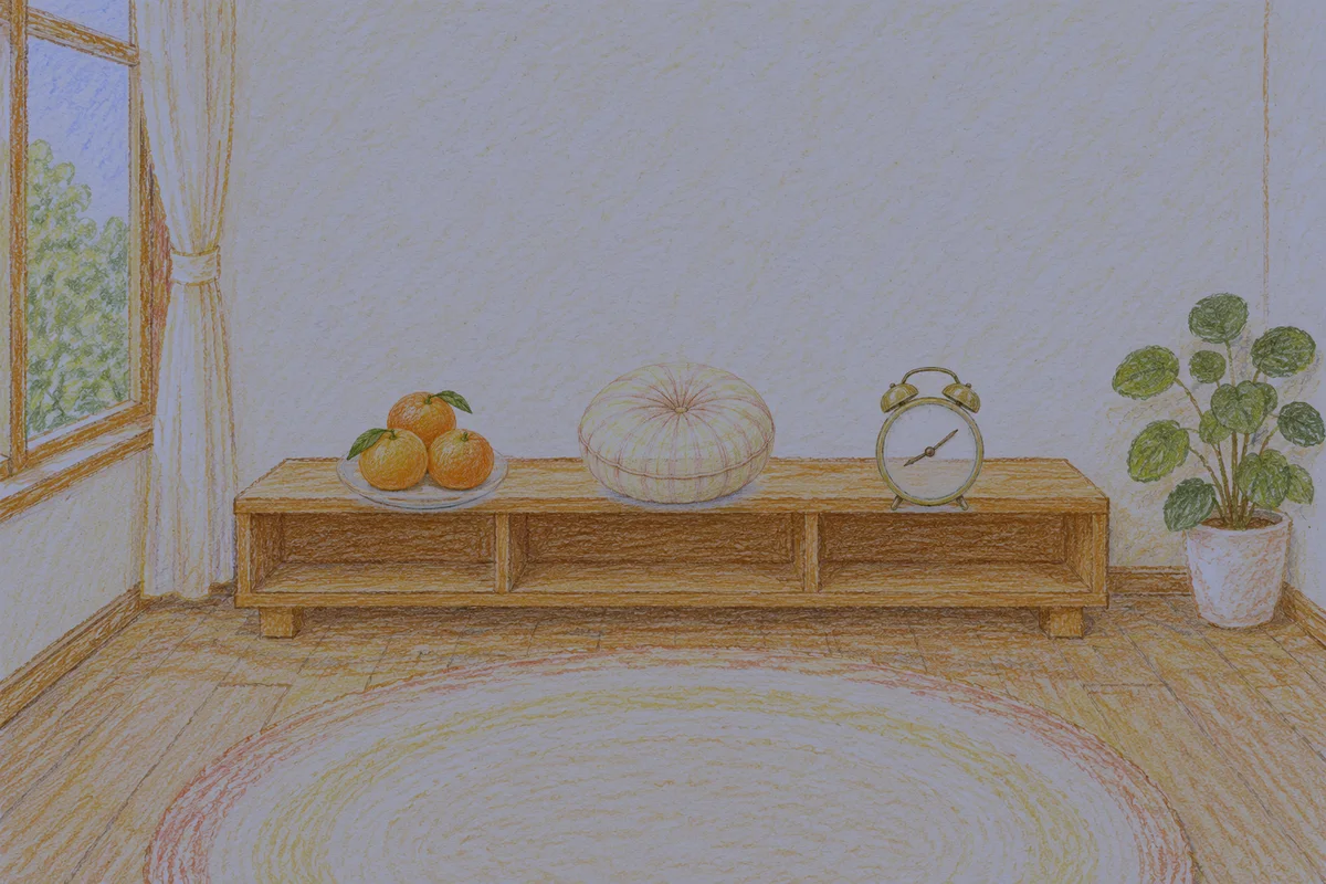 수지 여성전용 출장 마사지 안내 그림, 밤의 창가 낮은 선반 위에 놓인 귤이 담긴 접시, 둥근 쿠션, 둥근 알람시계