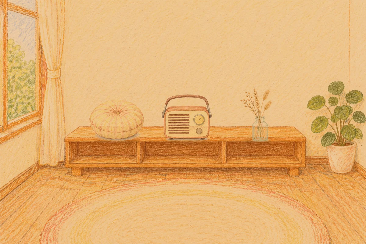 가평 여성전용 아로마 마사지 후기 안내 그림, 저녁의 창가 낮은 선반 위에 놓인 둥근 쿠션, 작은 라디오, 마른 풀을 꽂은 항아리