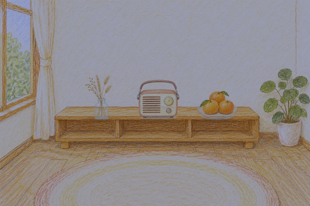 가평 여성전용 스트레스 케어 안내 그림, 밤의 창가 낮은 선반 위에 놓인 마른 풀을 꽂은 항아리, 작은 라디오, 귤이 담긴 접시