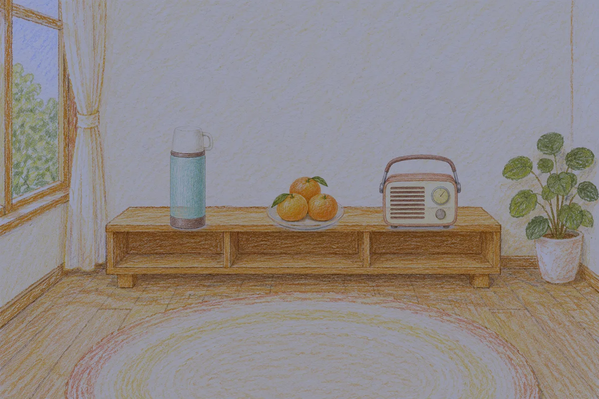 양평 여성전용 얼굴 경락 안내 그림, 밤의 창가 낮은 선반 위에 놓인 보온병, 귤이 담긴 접시, 작은 라디오