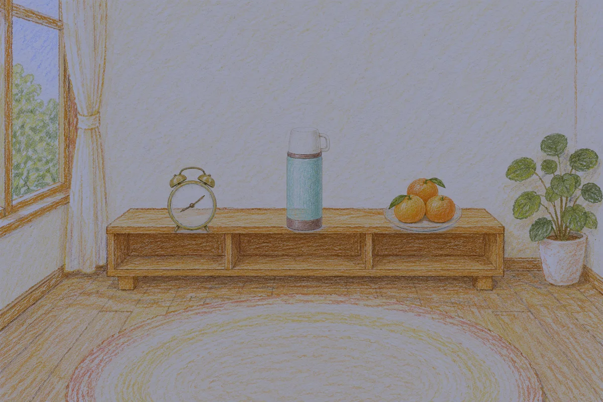 양평 여성전용 발관리 안내 그림, 밤의 창가 낮은 선반 위에 놓인 둥근 알람시계, 보온병, 귤이 담긴 접시