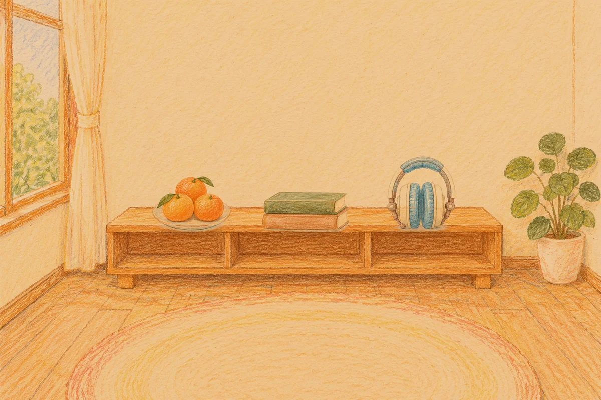 양평 여성전용 림프 마사지 안내 그림, 저녁의 창가 낮은 선반 위에 놓인 귤이 담긴 접시, 책 두 권, 헤드폰