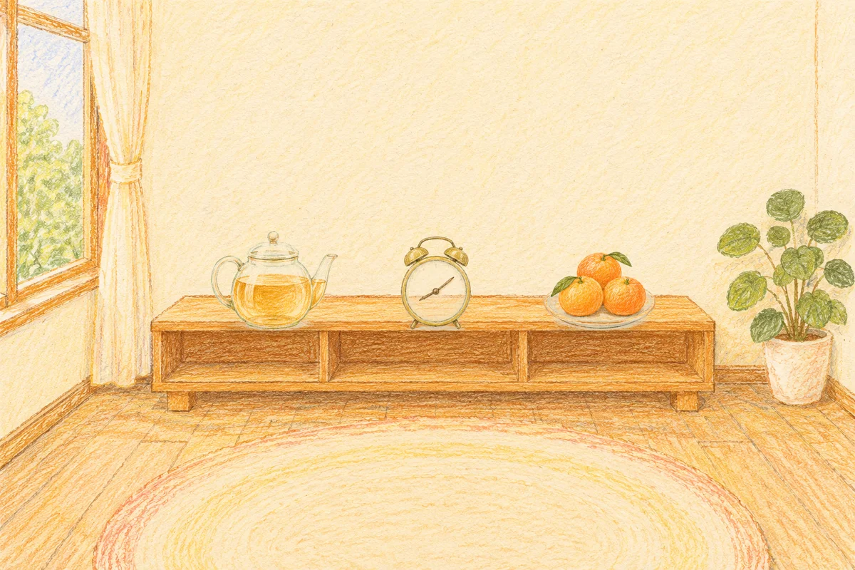 양평 여성전용 가격 마사지 안내 그림, 낮의 창가 낮은 선반 위에 놓인 유리 티포트, 둥근 알람시계, 귤이 담긴 접시