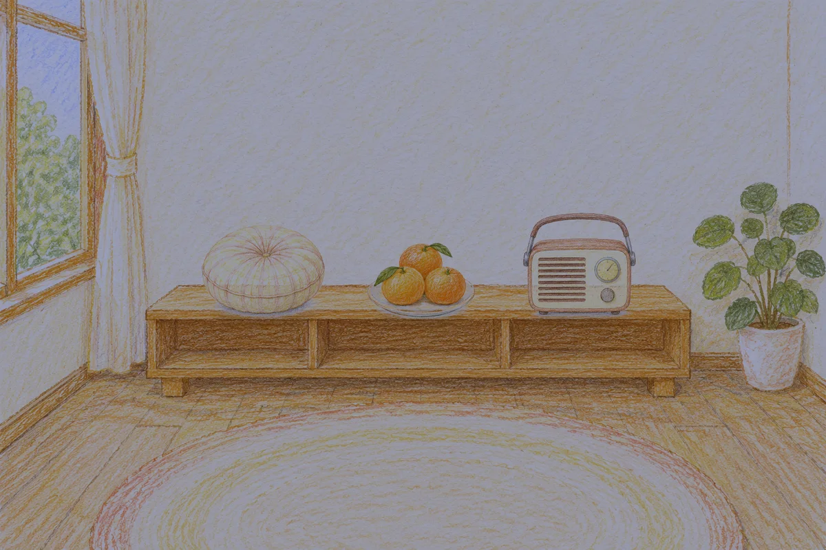 신갈 여성전용 스웨디시 후기 안내 그림, 밤의 창가 낮은 선반 위에 놓인 둥근 쿠션, 귤이 담긴 접시, 작은 라디오