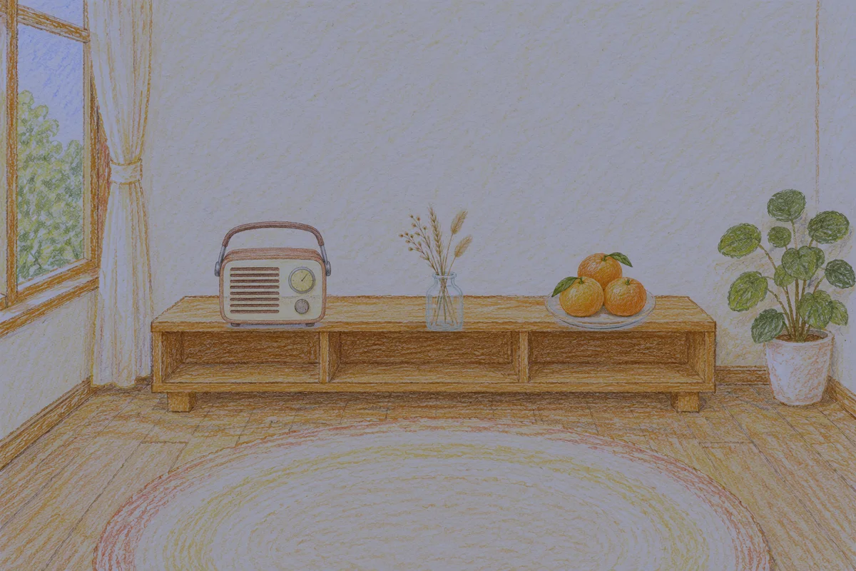 경기도광주 여성전용 홈케어 추천 안내 그림, 밤의 창가 낮은 선반 위에 놓인 작은 라디오, 마른 풀을 꽂은 항아리, 귤이 담긴 접시
