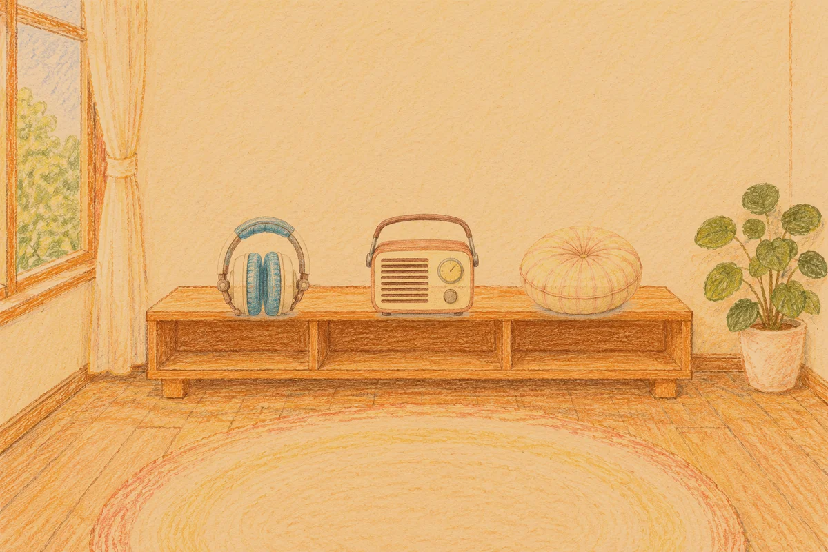 경기도광주 여성전용 수면 케어 안내 그림, 저녁의 창가 낮은 선반 위에 놓인 헤드폰, 작은 라디오, 둥근 쿠션