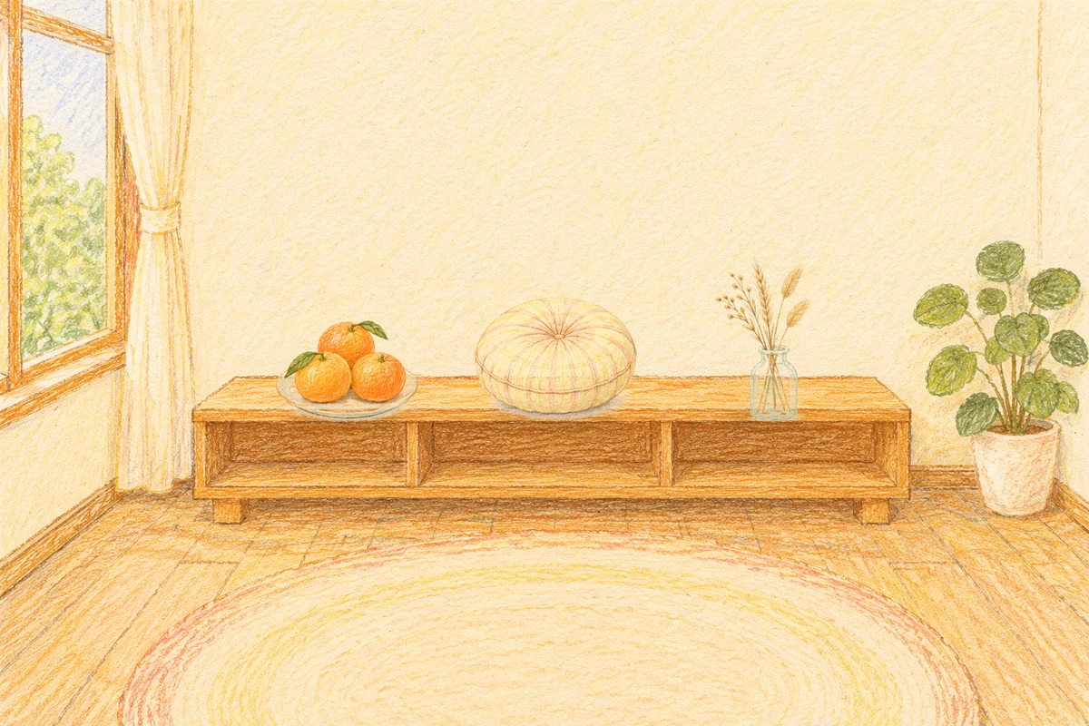 공덕 여성전용 등 마사지 안내 그림, 낮의 창가 낮은 선반 위에 놓인 귤이 담긴 접시, 둥근 쿠션, 마른 풀을 꽂은 항아리