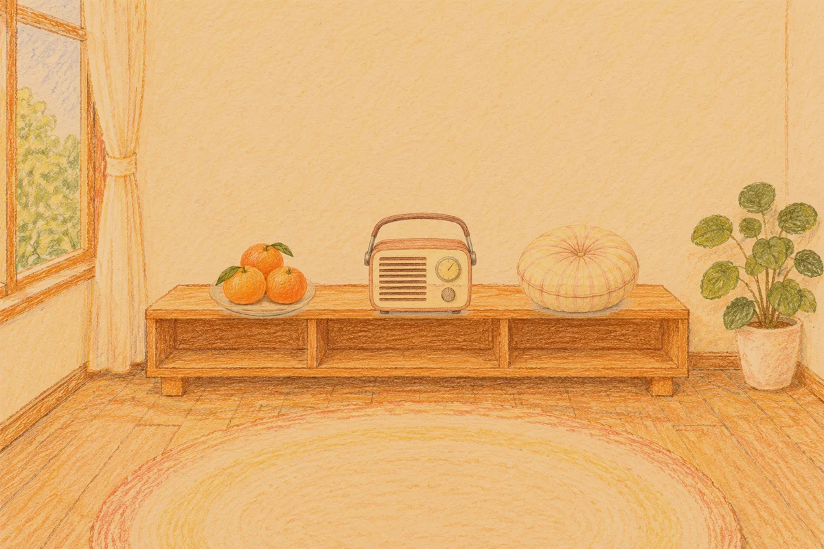구로디지털단지 여성전용 경락 추천 안내 그림, 저녁의 창가 낮은 선반 위에 놓인 귤이 담긴 접시, 작은 라디오, 둥근 쿠션
