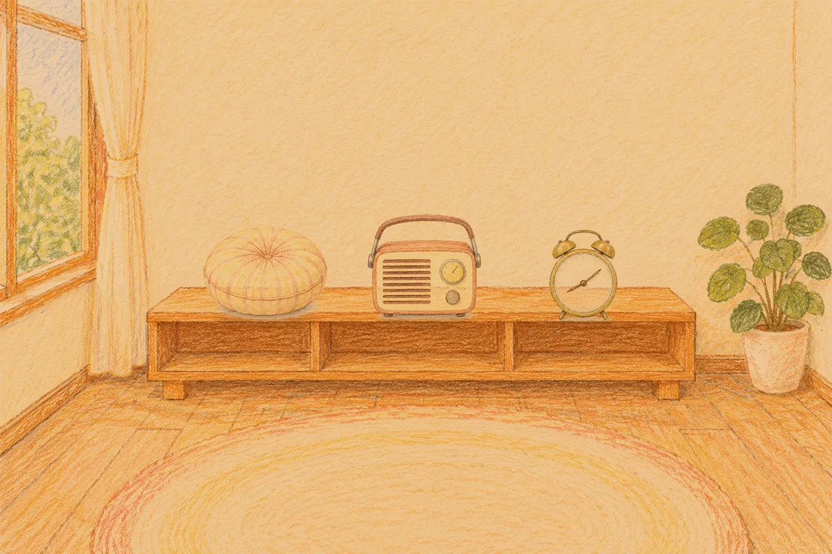 구로디지털단지 여성전용 두피 케어 안내 그림, 저녁의 창가 낮은 선반 위에 놓인 둥근 쿠션, 작은 라디오, 둥근 알람시계